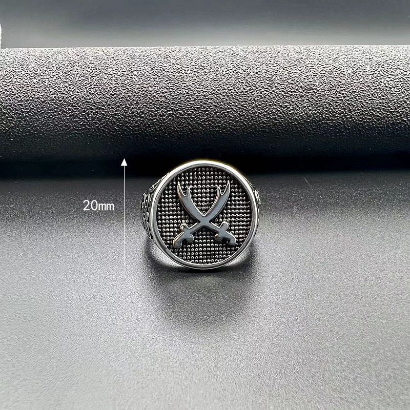 خاتم رجالي فولاذ تيتانيوم مصقول – تصميم سكين مزدوج جريء