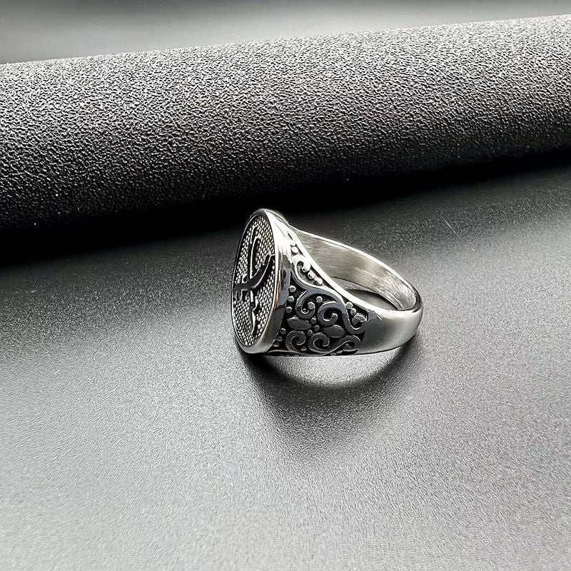 خاتم رجالي فولاذ تيتانيوم مصقول – تصميم سكين مزدوج جريء