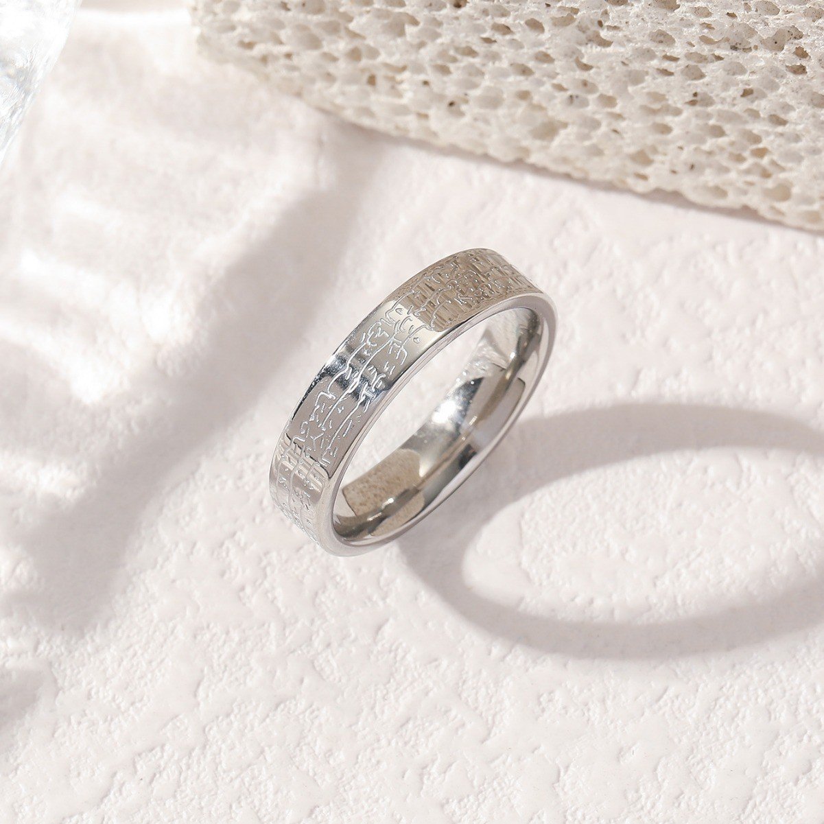 خاتم منقوش بعناصر عربية - مصنوع من ستانلس ستيل تيتانيوم