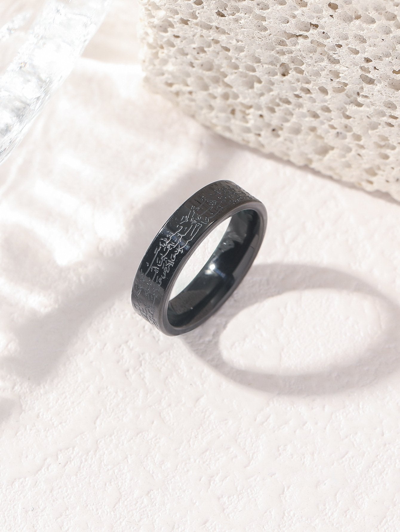 خاتم منقوش بعناصر عربية - مصنوع من ستانلس ستيل تيتانيوم