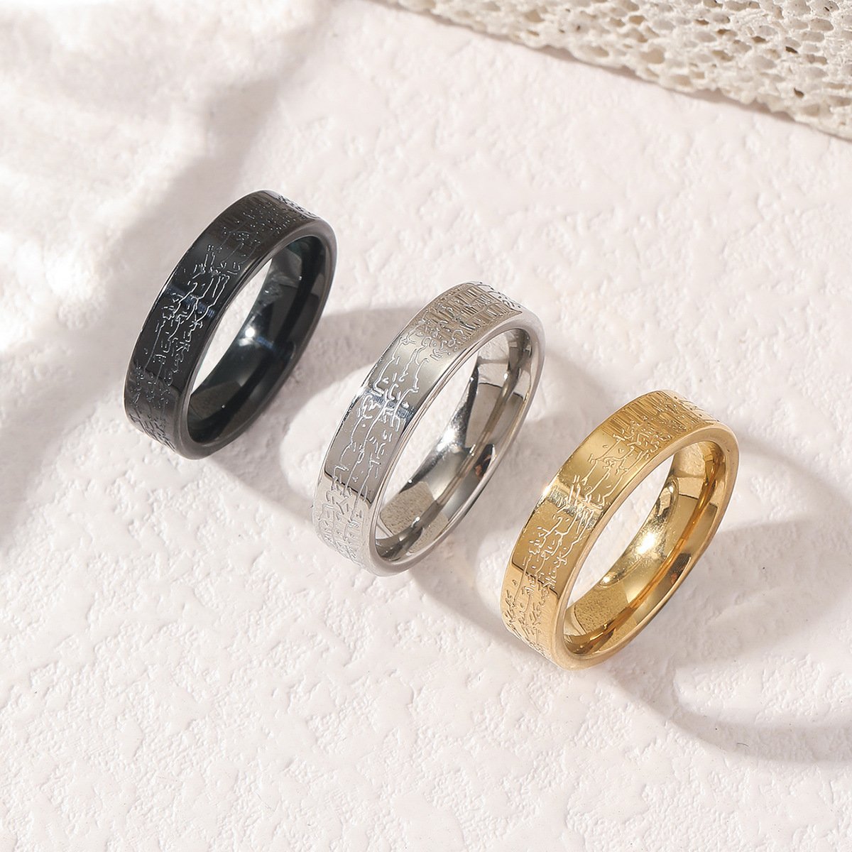 خاتم منقوش بعناصر عربية - مصنوع من ستانلس ستيل تيتانيوم