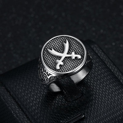 خاتم رجالي فولاذ تيتانيوم مصقول – تصميم سكين مزدوج جريء