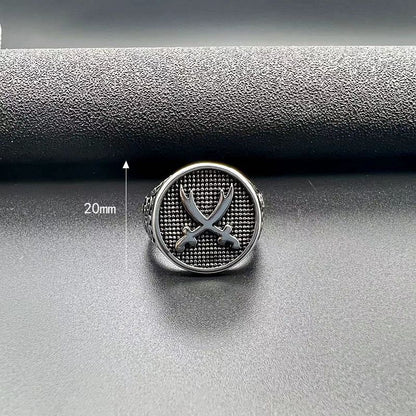 خاتم رجالي فولاذ تيتانيوم مصقول – تصميم سكين مزدوج جريء