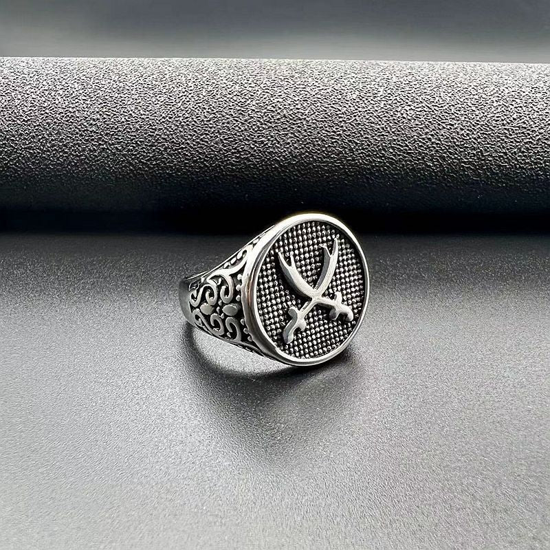 خاتم رجالي فولاذ تيتانيوم مصقول – تصميم سكين مزدوج جريء