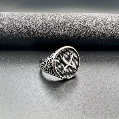 خاتم رجالي فولاذ تيتانيوم مصقول – تصميم سكين مزدوج جريء