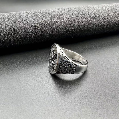 خاتم رجالي فولاذ تيتانيوم مصقول – تصميم سكين مزدوج جريء