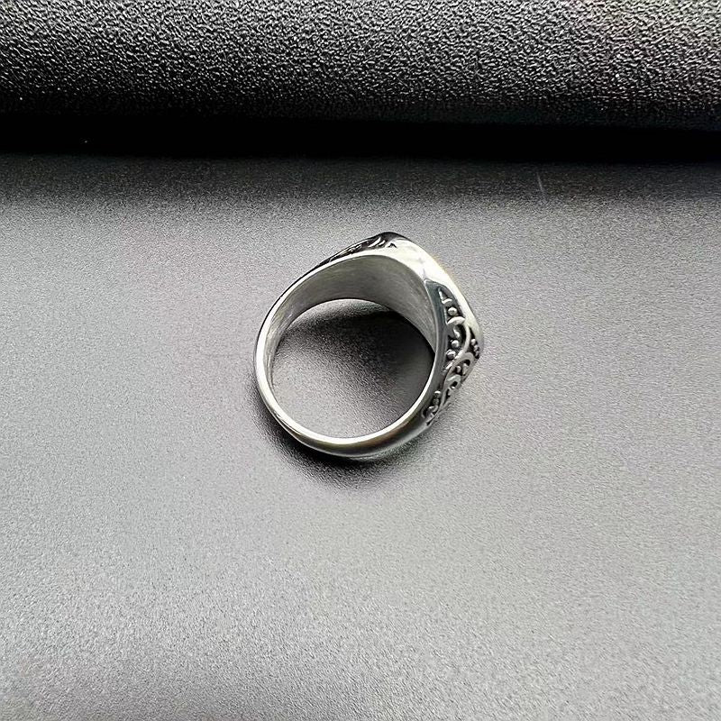 خاتم رجالي فولاذ تيتانيوم مصقول – تصميم سكين مزدوج جريء