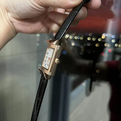 ساعة ريفيرسو كلاسيك فاخرة بهيكل من الذهب الوردي وحركة كوارتز دقيقة